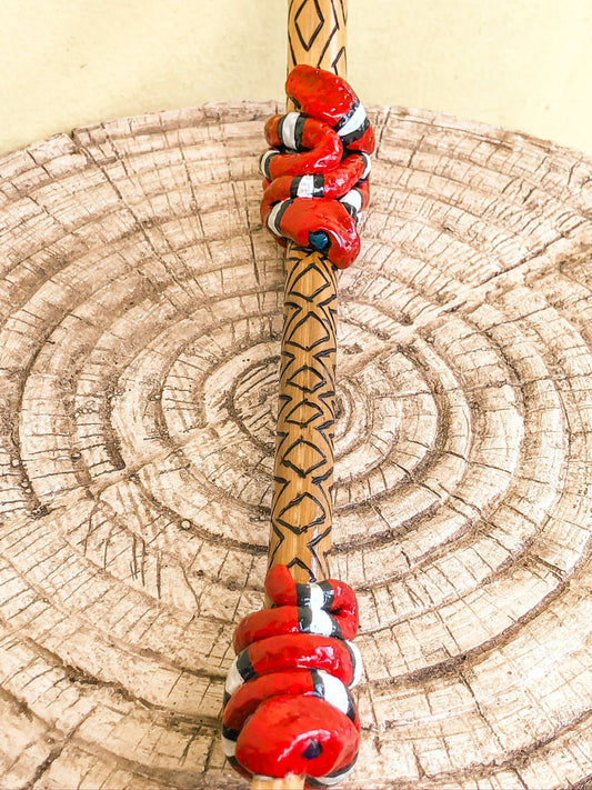 Tepi Serpente Sagrada - vermelho com desenho tribal